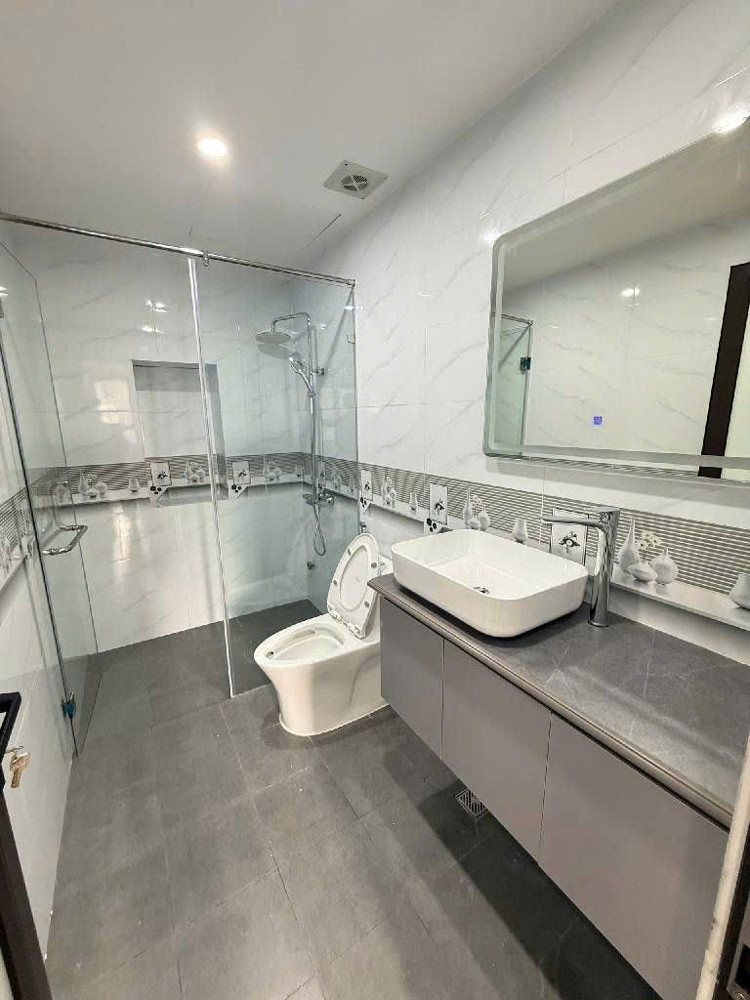 7 TẦNG THANG MÁY PHẠM VĂN ĐỒNG, Ô TÔ 7 CHỖ, DÒNG TIỀN KHỦNG NHỈNH 18 TỶ