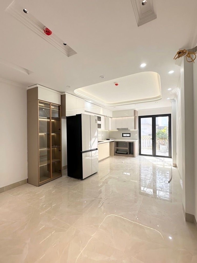 trần quốc hoàn DT 45m x7 tầng thang máy 21,7 tỷ phân lô,gara ô tô,kinh doanh