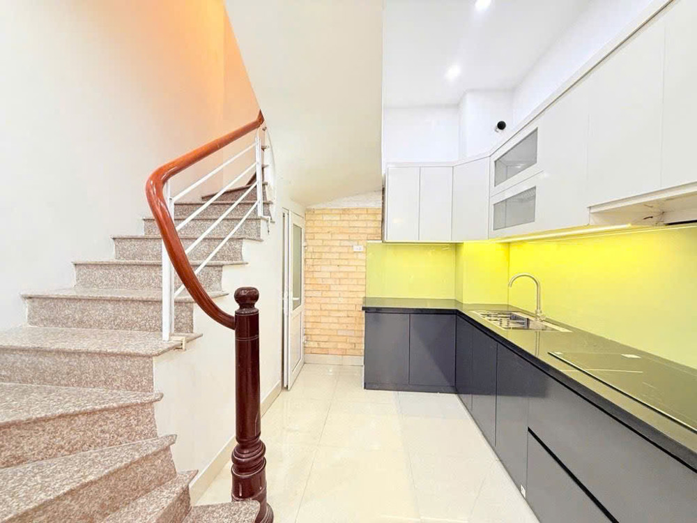 Cần Nhà Lạc Long Quân 32m, 5 tầng, full đồ, nở hậu, 30m ra oto tránh!