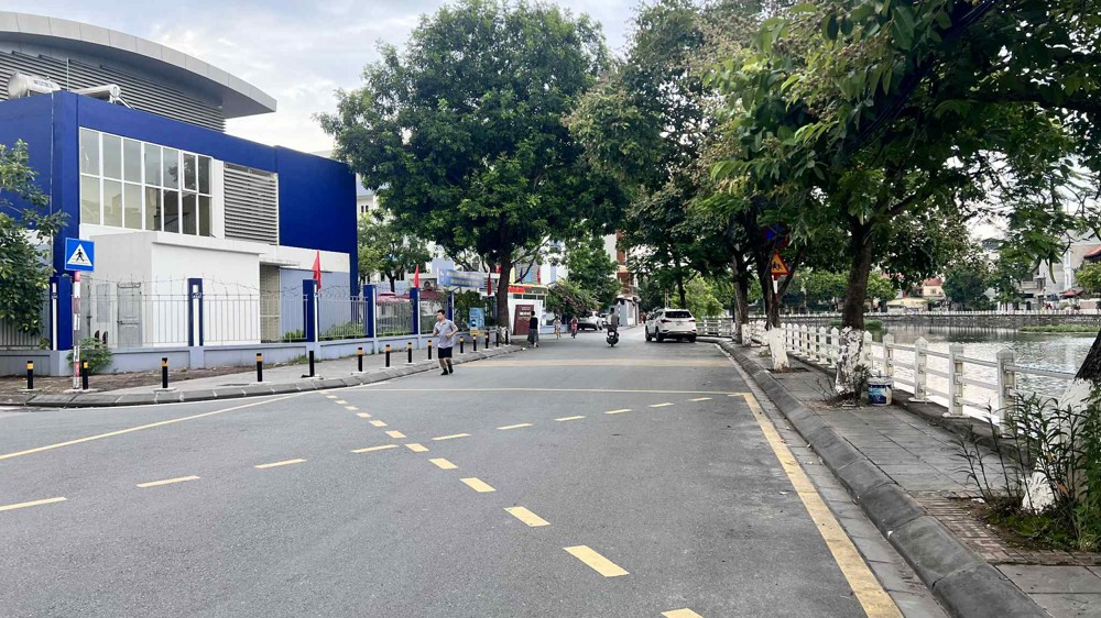 bán nhà mặt hồ Bồ Đề, diện tích 226m, mặt tiền 12m, 2 thoáng, full thổ cư