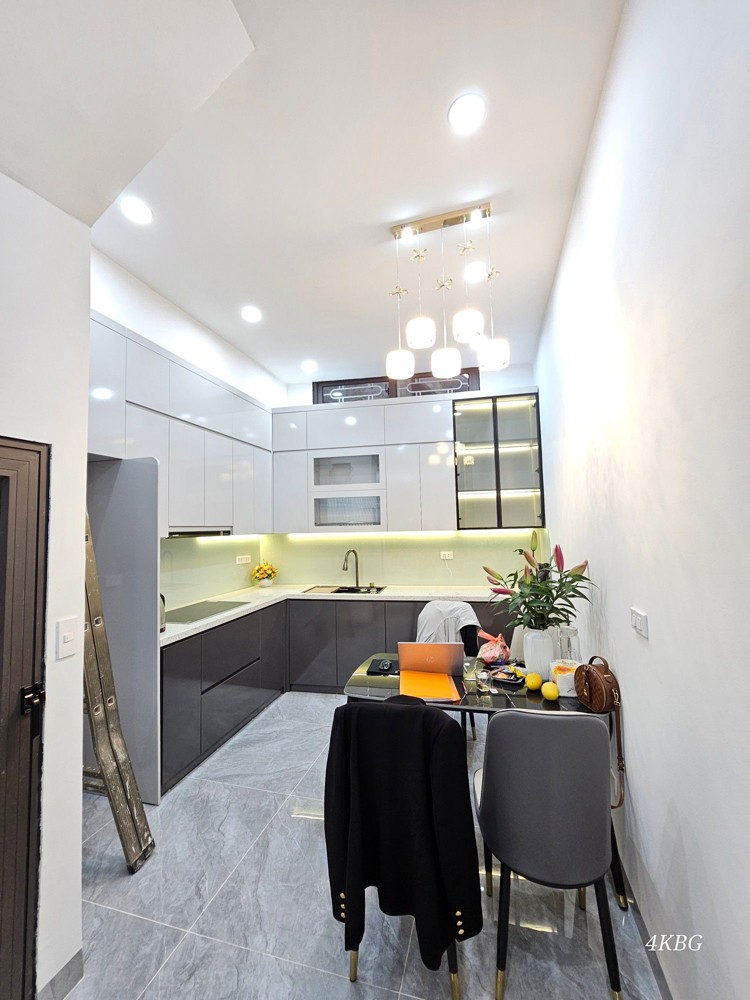 Bán Nhà Ngọc Khánh 33m2. 4 tầng. mặt tiền 3.1m. giá 9.9 Tỷ Ba Đình Hà Nội