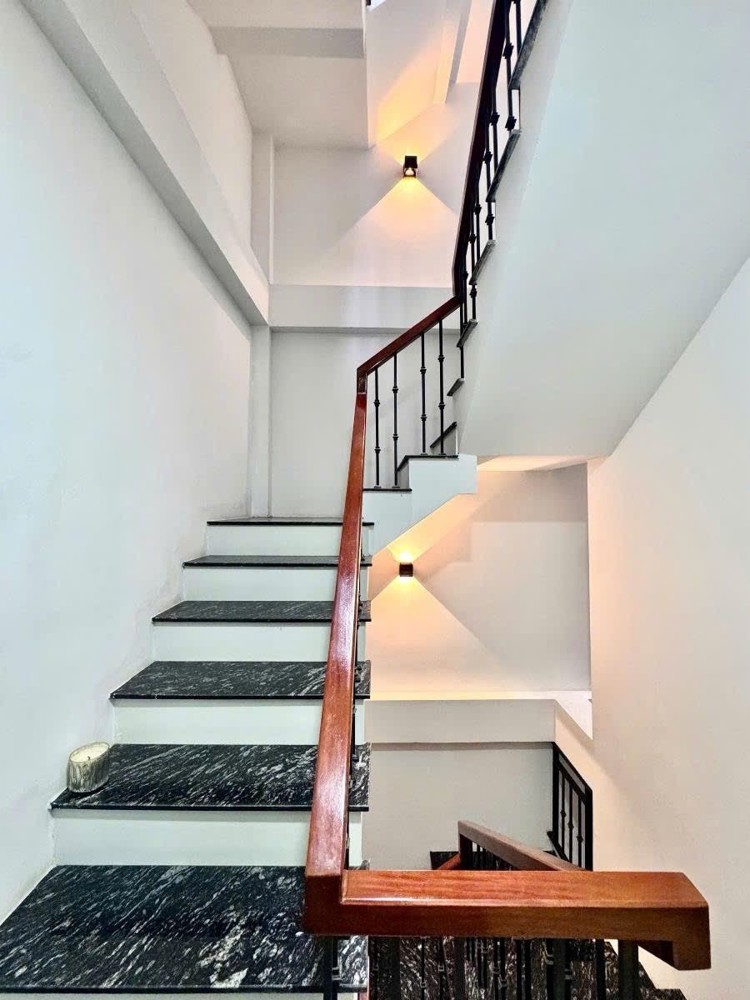 Bán Nhà Dương Văn Bé 42m2. 5 tầng. mặt tiền 5m. giá 9.5 Tỷ Hai Bà Trưng Hà Nội