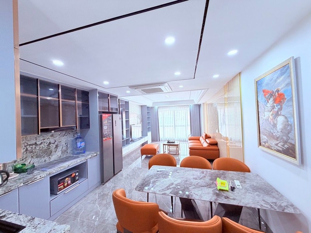 bán nhà mặt ngõ phố Trạm 56m x 7T gara kinh doanh oto thông, ở luôn