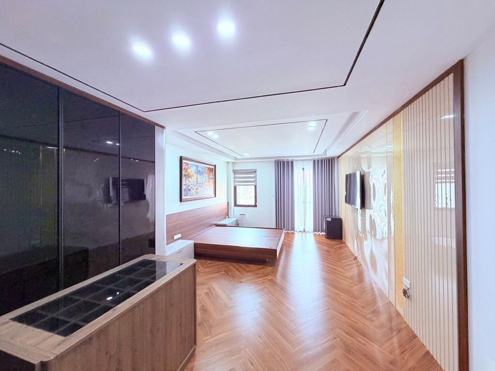 bán nhà mặt ngõ phố Trạm 56m x 7T gara kinh doanh oto thông, ở luôn