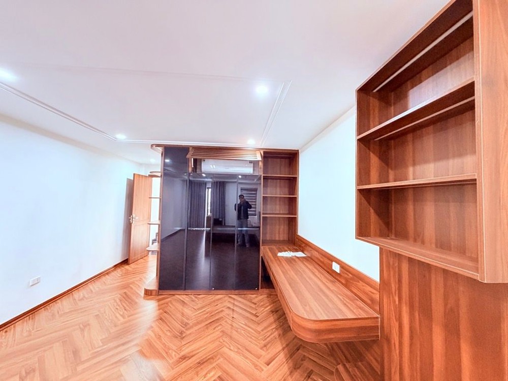 bán nhà mặt ngõ phố Trạm 56m x 7T gara kinh doanh oto thông, ở luôn