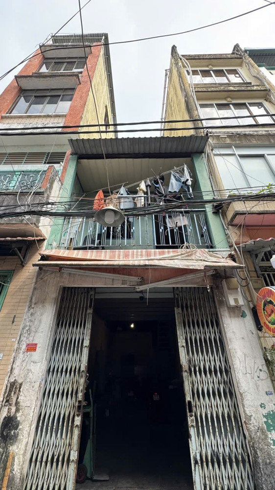 📣 Quận 1 - Giáp Trần Hưng Đạo - Hẻm Xe Hơi nhỏ  - Gần Mặt Tiền - Không Quy Hoạch - Nhỉnh 6 Tỷ 3