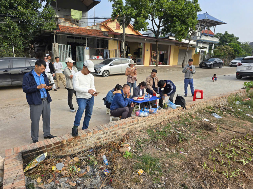 +

TỔNG 8 LÔ FO ĐƯỜNG THÔNG RỘNG 11M  5 LÀN Ô TÔ TRÁNH NHAU  

CAM KÊT HOA HẬU ĐẸP NHẤT THĂNG
