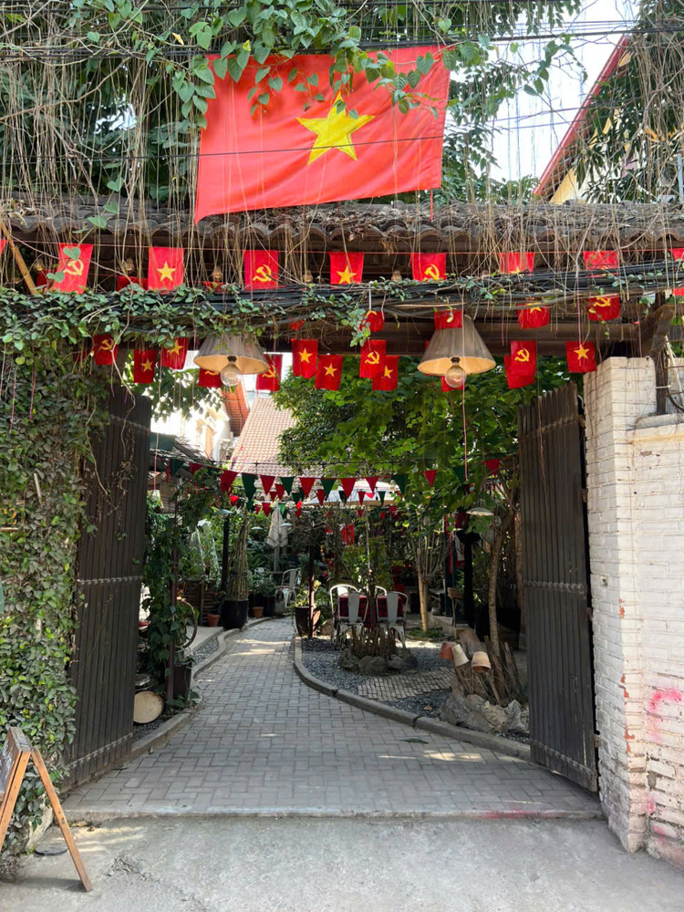 SANG NHƯỢNG QUÁN CÀ PHÊ SÂN VƯỜN – NGÕ ÂU CƠ, TÂY HỒ, HÀ NỘI