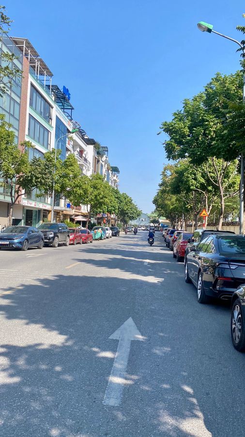 SIÊU PHẨM 7 TẦNG THANG MÁY Ô TÔ VÀO  NHÀ Lâm Hạ 45m2 X 18.5 tỷ Long Biên Hà Nội