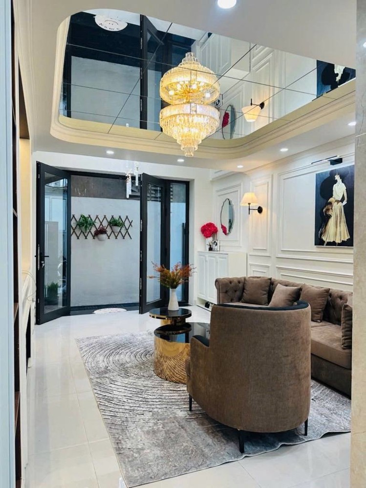 Bán Nhà Phố Nguyễn Xiển,Hn, Dt 42 M2, 6 Tầng, Mt 6.1M, Giá Bán 12.99 Tỷ Mô Tả: Nhà Lô Góc, Thoáng