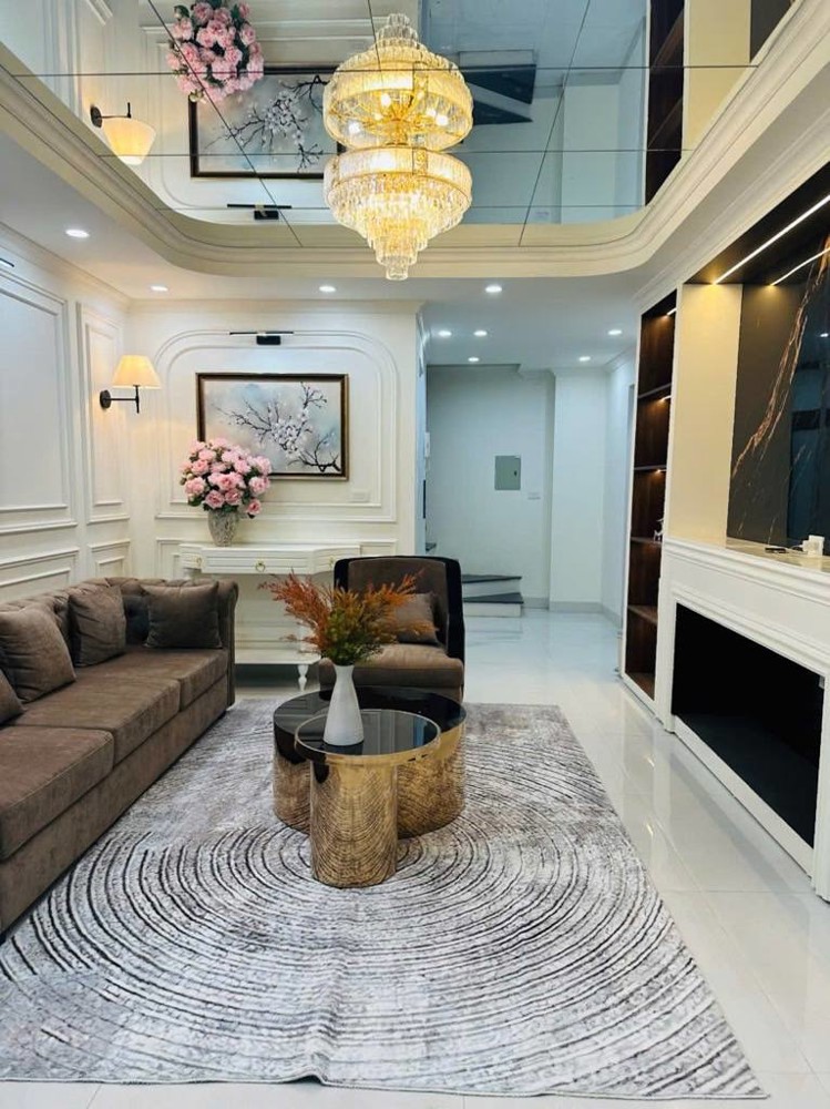 Bán Nhà Phố Nguyễn Xiển,Hn, Dt 42 M2, 6 Tầng, Mt 6.1M, Giá Bán 12.99 Tỷ Mô Tả: Nhà Lô Góc, Thoáng