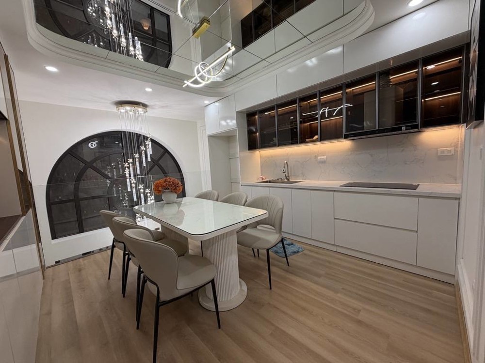 Bán Nhà Phố Nguyễn Xiển,Hn, Dt 42 M2, 6 Tầng, Mt 6.1M, Giá Bán 12.99 Tỷ Mô Tả: Nhà Lô Góc, Thoáng