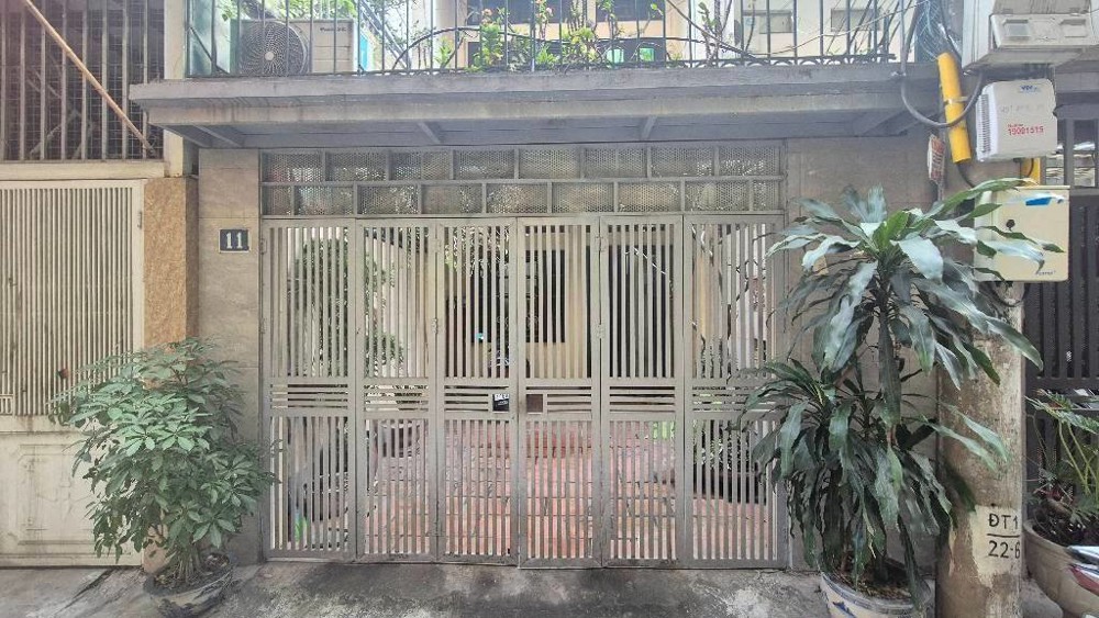 Bán Nhà Giải Phóng, Hn, Dt 72 M2, 3 Tầng, Mt 4.2M, Giá Bán 22.8 Tỷ Mô Tả: Nhà Ôtô Vào, Ngõ Thôn