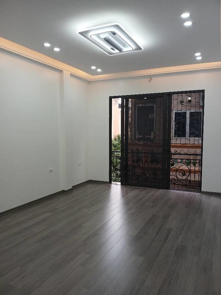 Bán Nhà P. Kim Giang, Hn, Dt 40 M2, 7 Tầng, Giá Bán 14.5 Tỷ Mô Tả: Nhà Phân Lô Khu Vực Đi Lại T
