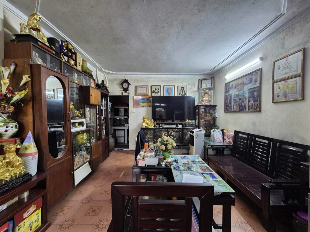 Bán Nhà Định Công, Hn, Dt40 M2, 3 Tầng, Giá Bán 8.5 Tỷ Mô Tả: Nhà Khu Vực Đi Lại Thuận Tiện Ngõ