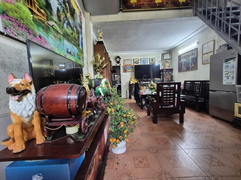 Bán Nhà Định Công, Hn, Dt40 M2, 3 Tầng, Giá Bán 8.5 Tỷ Mô Tả: Nhà Khu Vực Đi Lại Thuận Tiện Ngõ