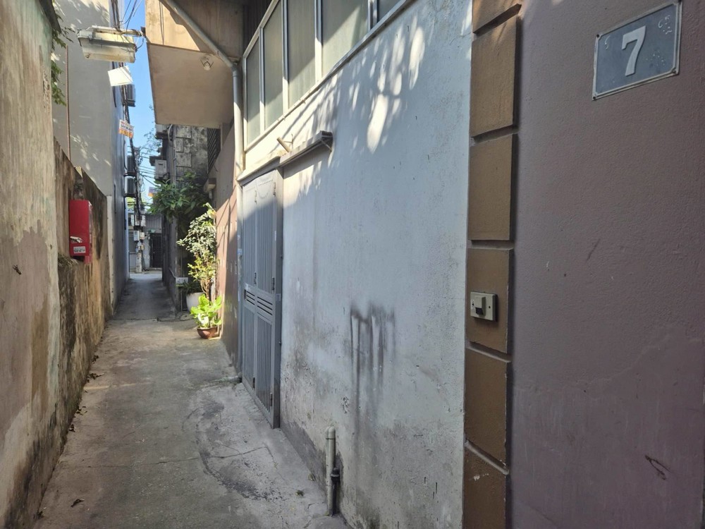 Bán Nhà Định Công, Hn, Dt40 M2, 3 Tầng, Giá Bán 8.5 Tỷ Mô Tả: Nhà Khu Vực Đi Lại Thuận Tiện Ngõ