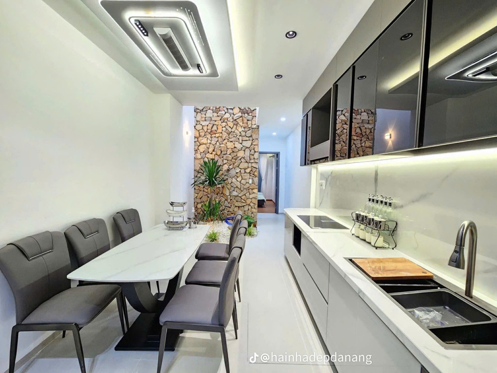 Bán Nhà Sát Mặt Tiền Trung Tâm Q4 Dài 20 X Ngang 2,6 M Đúc Mới 3 Tấm Có 3 Đ