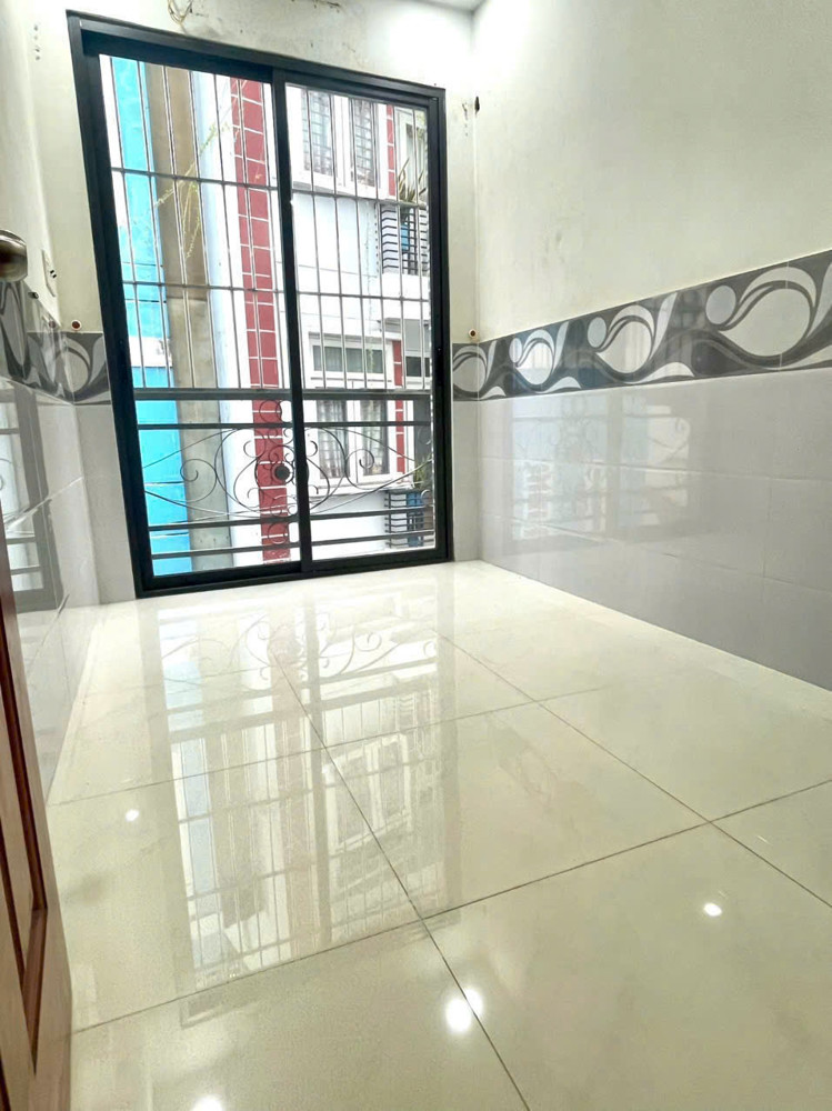 Bán Nhà Sát Mặt Tiền Hoàng Diệu Đối Diện Q14 Tầng Hơn 2 Đ