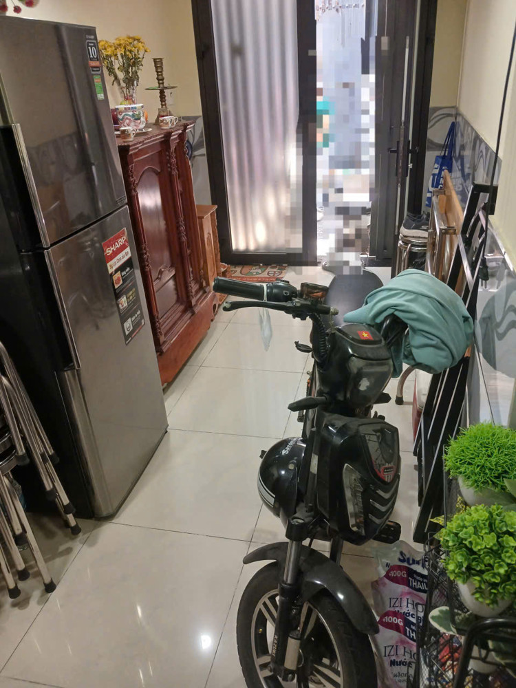 Bán Nhà Sát Mặt Tiền Hoàng Diệu Đối Diện Q14 Tầng Hơn 2 Đ