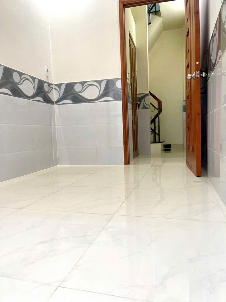 Bán Nhà Sát Mặt Tiền Hoàng Diệu Đối Diện Q14 Tầng Hơn 2 Đ