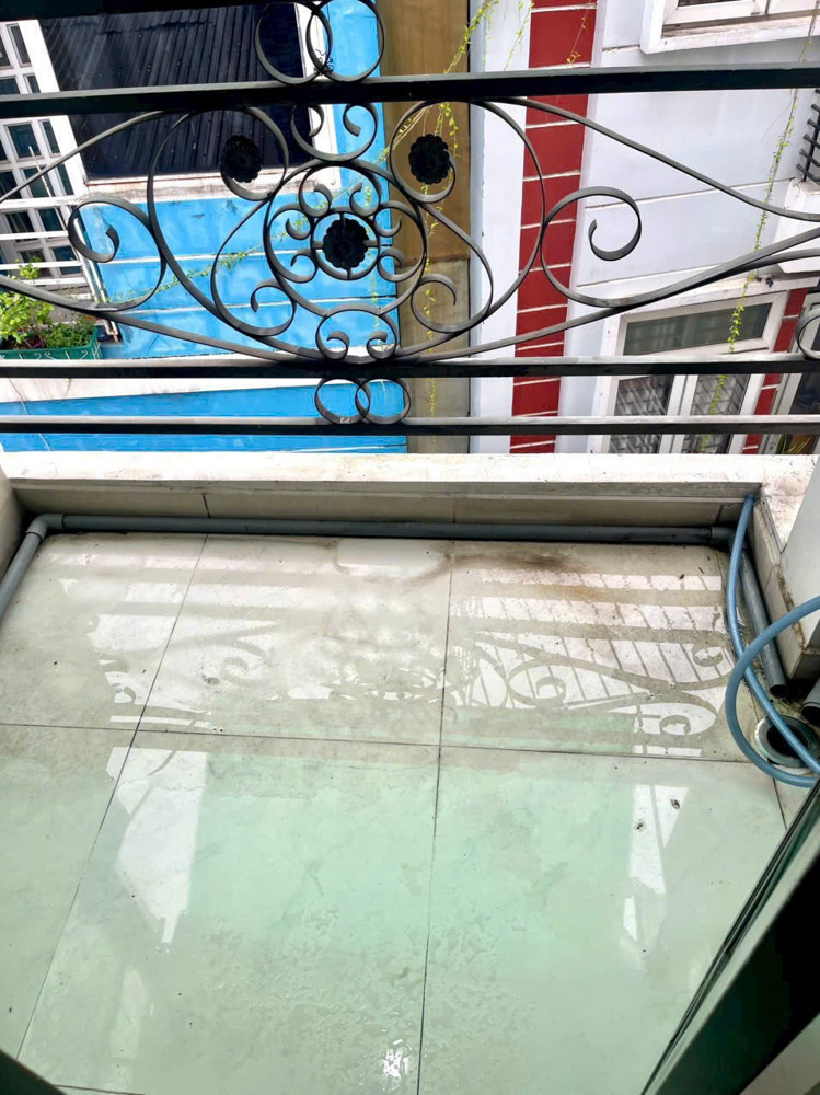 Bán Nhà Sát Mặt Tiền Hoàng Diệu Đối Diện Q14 Tầng Hơn 2 Đ