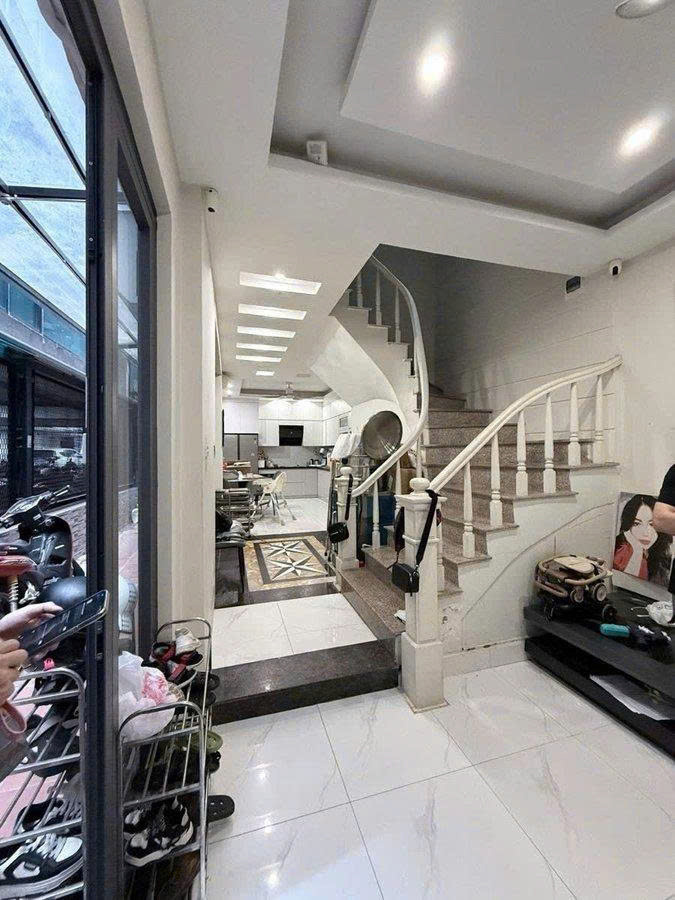 Phố Víp Thái Hà - Ngõ Phân Lô - Ô Tô Đỗ Cổng - Nhà Dân Xây Chắc Chắn - Khu Dân Trí Cao - Gần Phố