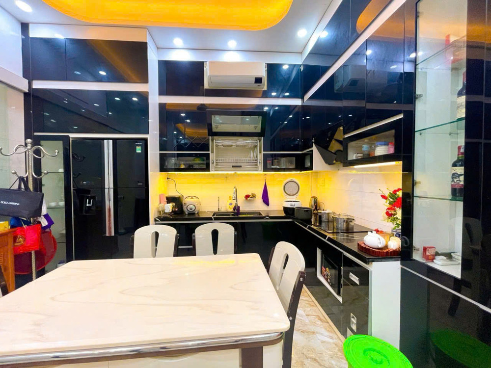 Chuyển Nhượng Gấp - Căn Nhà Mặt Đường Trung Lực, Hải Phòng - Có Thang Máy Hiện Đại!