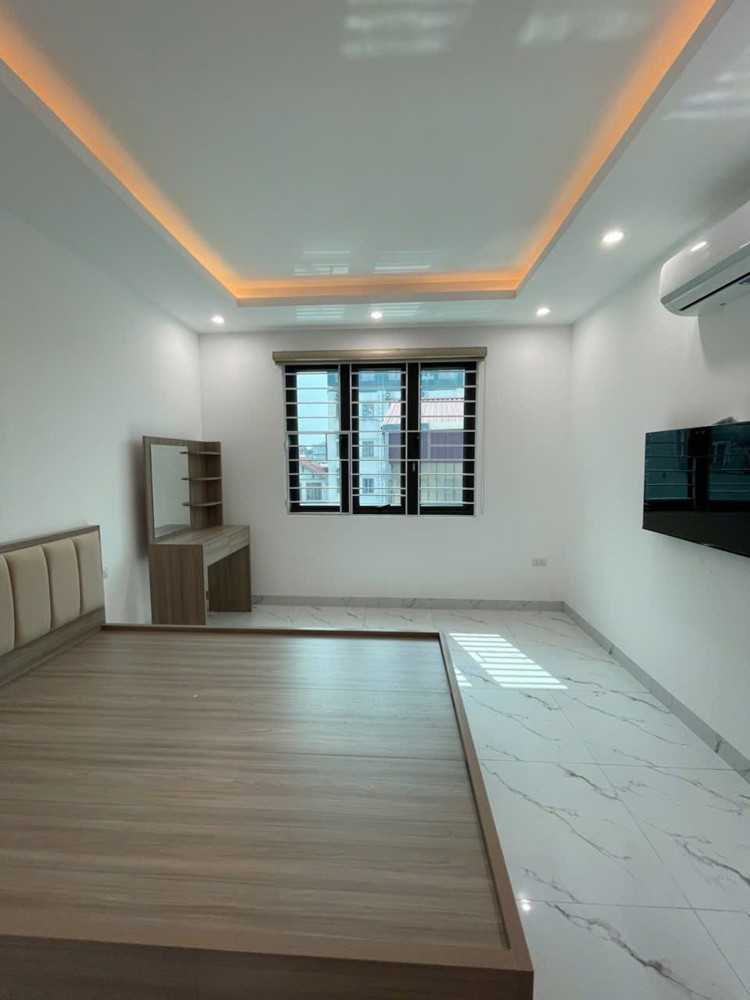 Nhà Dòng Tiền Mới Kính Koong 5 Tầng Thang Máy Phố Lạc Long Quân 50M Chỉ 12,5 Tỷ