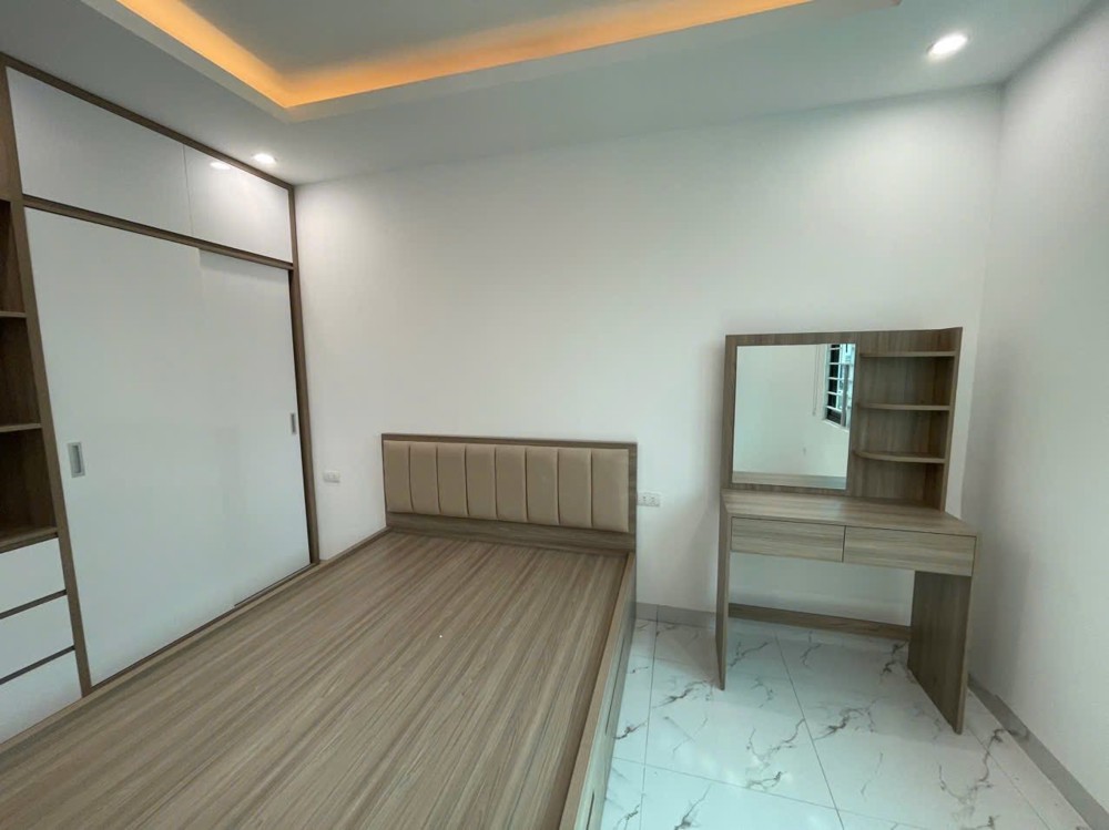 Nhà Dòng Tiền Mới Kính Koong 5 Tầng Thang Máy Phố Lạc Long Quân 50M Chỉ 12,5 Tỷ