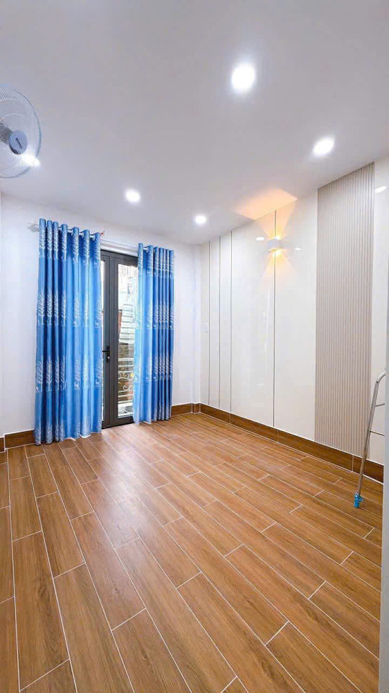 Bán Nhà Sát Mặt Tiền 60 M2 Đúc 3 Tấm Có 3 Đ Trung Tâm Q4