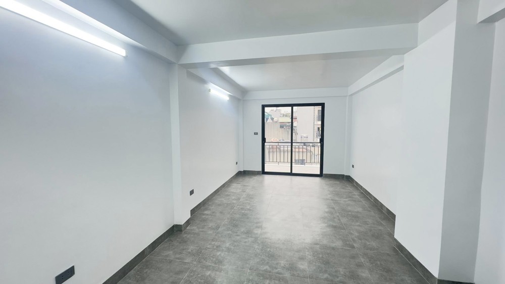 Nhà Đẹp Ở Luôn Phố Lạc Long Quân 58M 5T Giá 15 Tỷ Ngõ Thông- Nội Thất Xịn Xò- Thang Máy Chạy Vù Vù