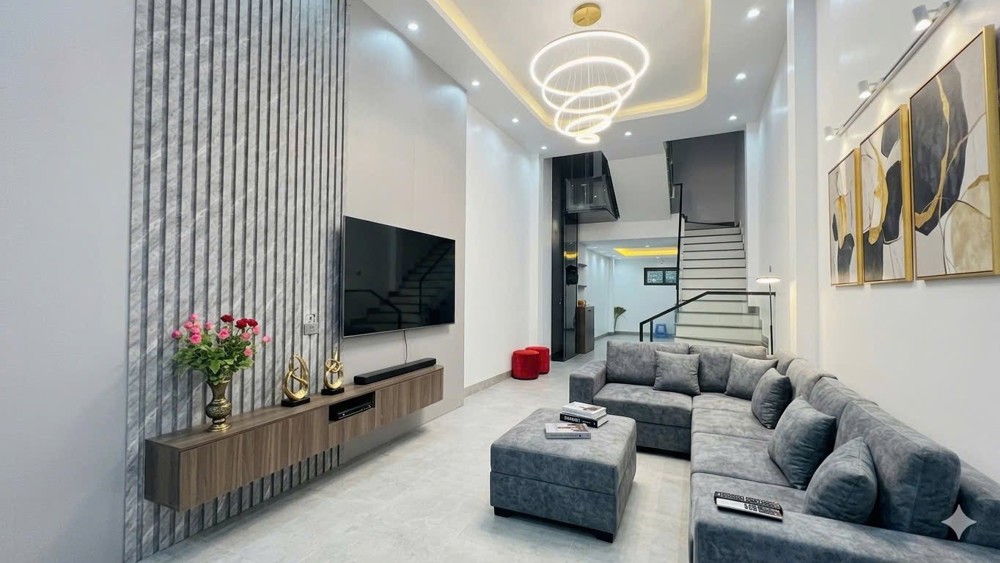 Nhà Đẹp Ở Luôn Phố Lạc Long Quân 58M 5T Giá 15 Tỷ Ngõ Thông- Nội Thất Xịn Xò- Thang Máy Chạy Vù Vù