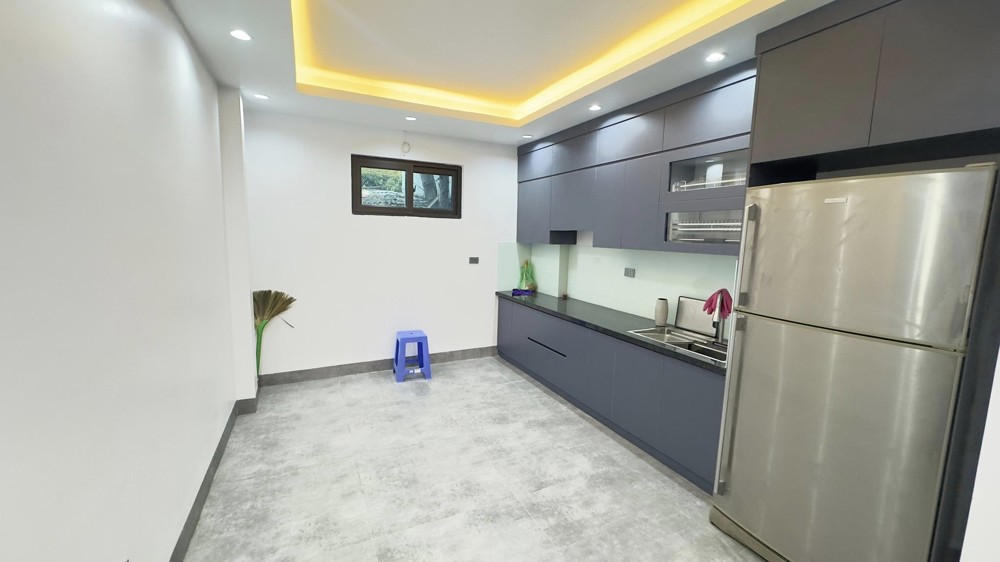 Nhà Đẹp Ở Luôn Phố Lạc Long Quân 58M 5T Giá 15 Tỷ Ngõ Thông- Nội Thất Xịn Xò- Thang Máy Chạy Vù Vù