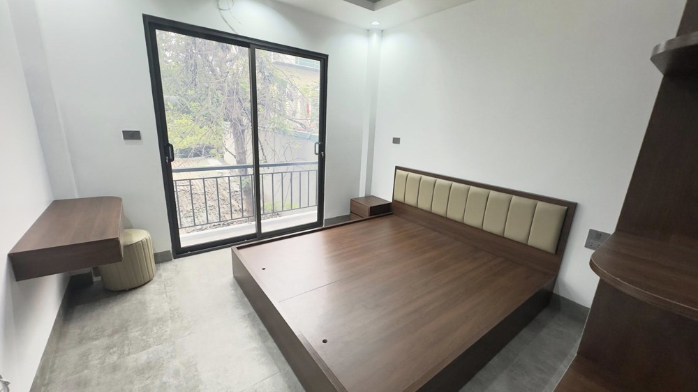 Nhà Đẹp Ở Luôn Phố Lạc Long Quân 58M 5T Giá 15 Tỷ Ngõ Thông- Nội Thất Xịn Xò- Thang Máy Chạy Vù Vù