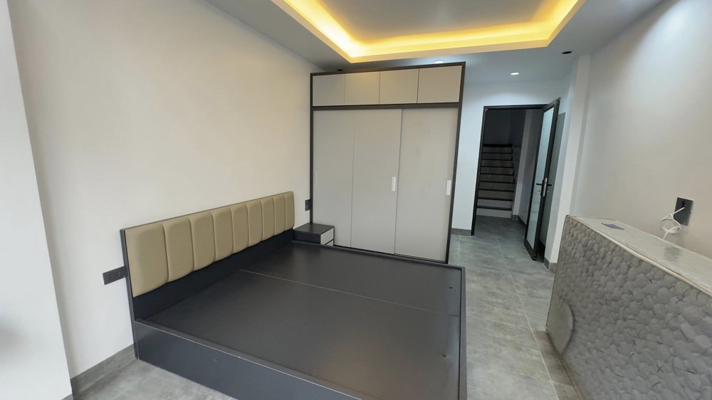 Nhà Đẹp Ở Luôn Phố Lạc Long Quân 58M 5T Giá 15 Tỷ Ngõ Thông- Nội Thất Xịn Xò- Thang Máy Chạy Vù Vù