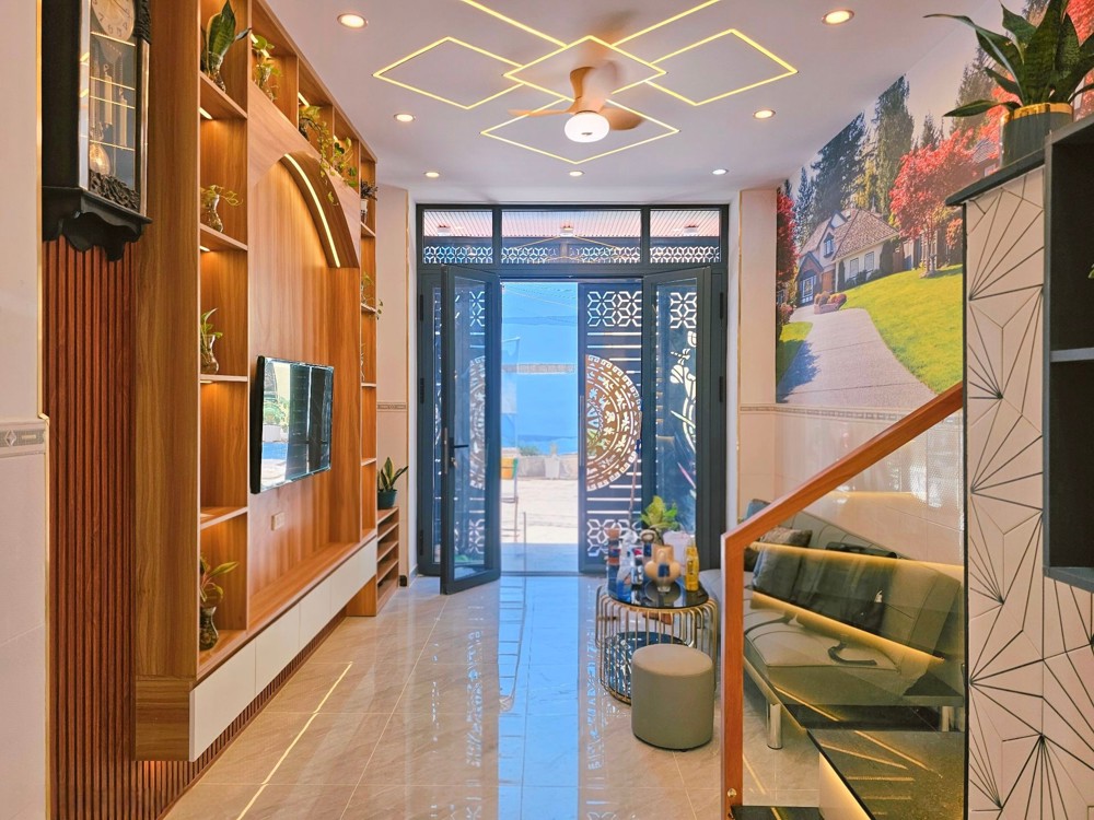 Khu Vực Hiếm Nhà Bán - Ngay Sân Bay - Full Nội Thất - Nhà Đẹp Ở Ngay - Sổ Vuông A4 - Nhĩnh 5 Tỷ