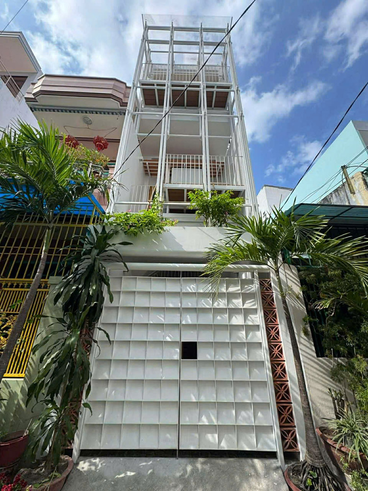 Nhà Mới 3 Tầng Sát Biển 100M – Ô Tô Tận Cửa – Full Nội Thất – 11 Tỷ