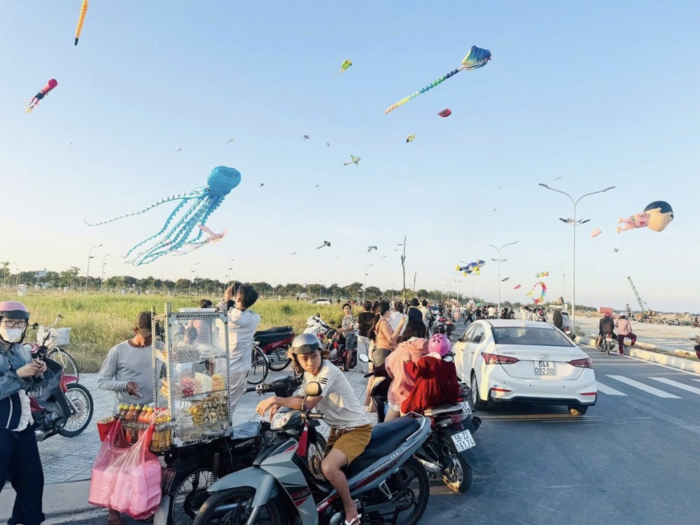 Đất Nền Sổ Hồng Cần Giuộc, Long An: 100M2, 2 Tỷ, Vị Trí Vàng Nguyễn Văn Tạo, Xây 3 Tầng, 5Pn, 3Wc,