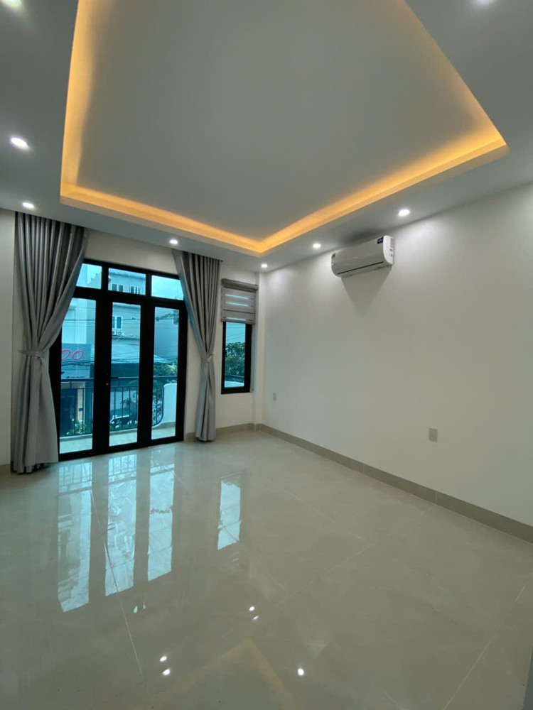 Bán Nhà 4 Tầng Cầu Thang Máy Hiện Đại Nằm Ngay Mặt Đường Ngô Thì Nhậm