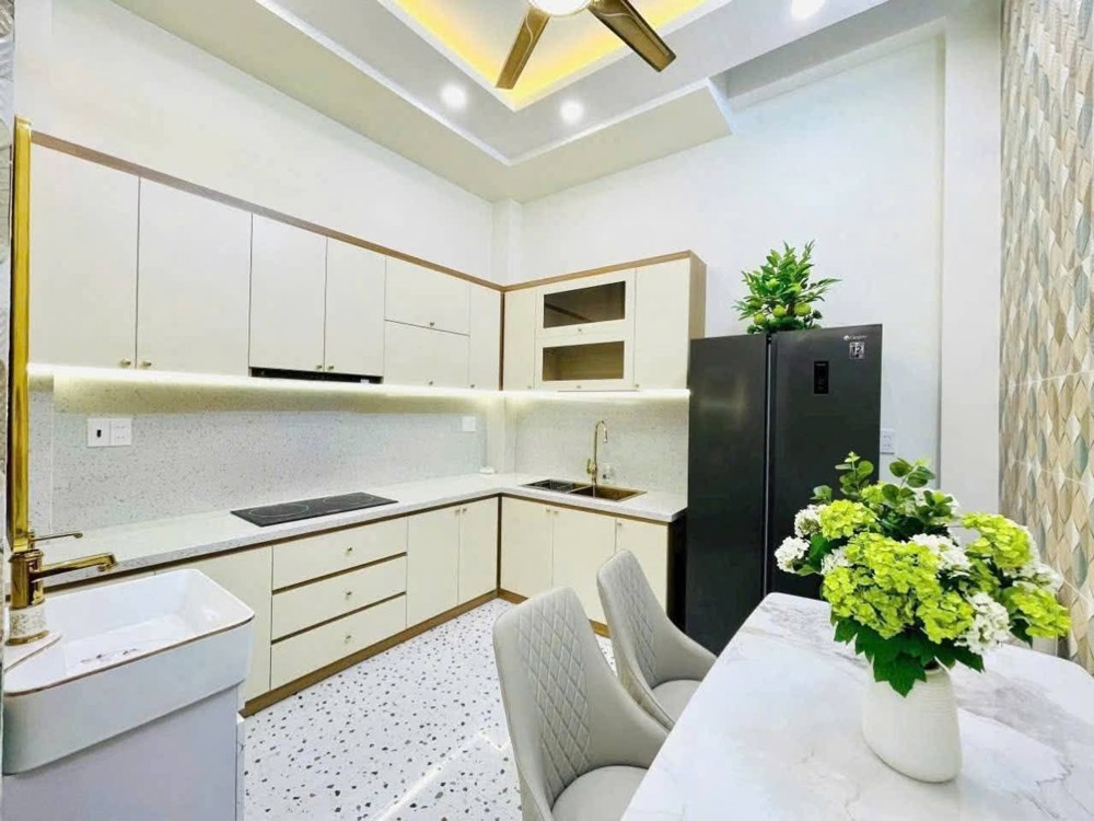 Đẹp - 3 Tầng - Tận Cửa - 40M2 - Sẵn Nội Thất Xịn - Sổ Vuông A4 - Chỉ 5.X Tỷ - Khu Này Không Có