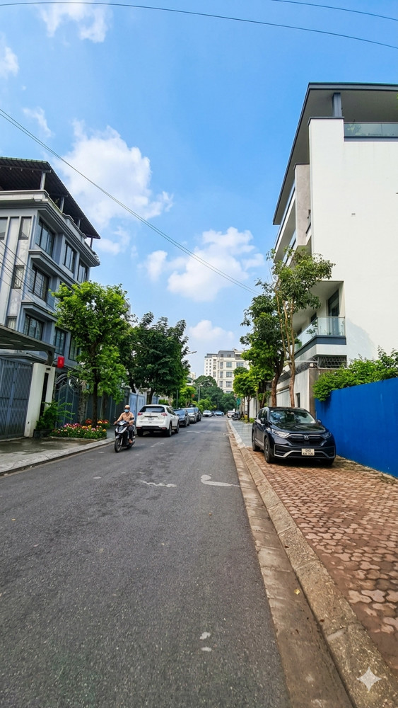 [Bán Đất] Biệt Thự Việt Hưng - 330M2 - Mặt Tiền 12M - Sát Vinhomes Riverside - Giá 86.9 Tỷ