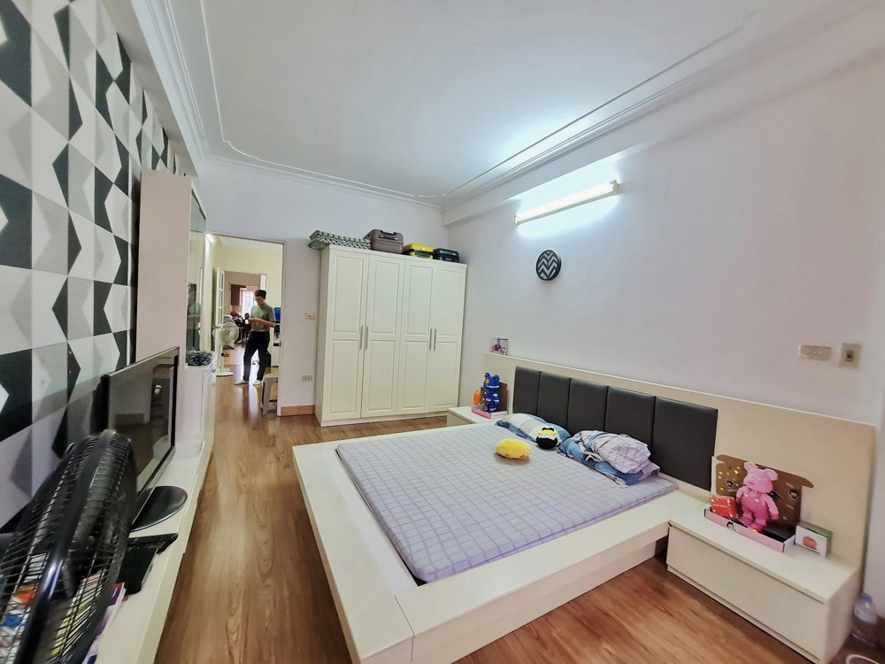 Bán Nhà Mặt Ngõ Kinh Doanh Phố Đội Cấn 75M 5T Nhỉnh 16 Tỷ Diện Tích Rộng 2 Mặt Tiền