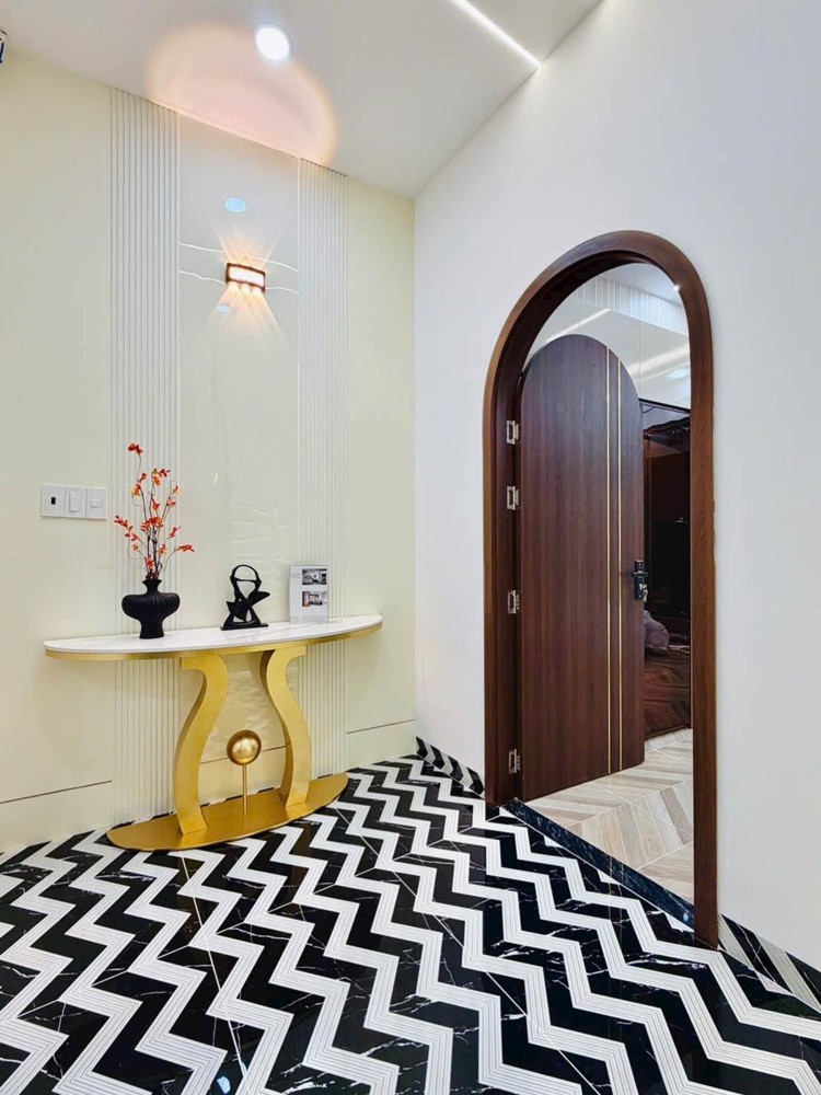 Nhà Đẹp - 70M2 - 3 Tầng Lầu, Sân Thượng Cực Chill - Ngay Emart - Vài Bước Ra Mặt Tiền - Tặng Full