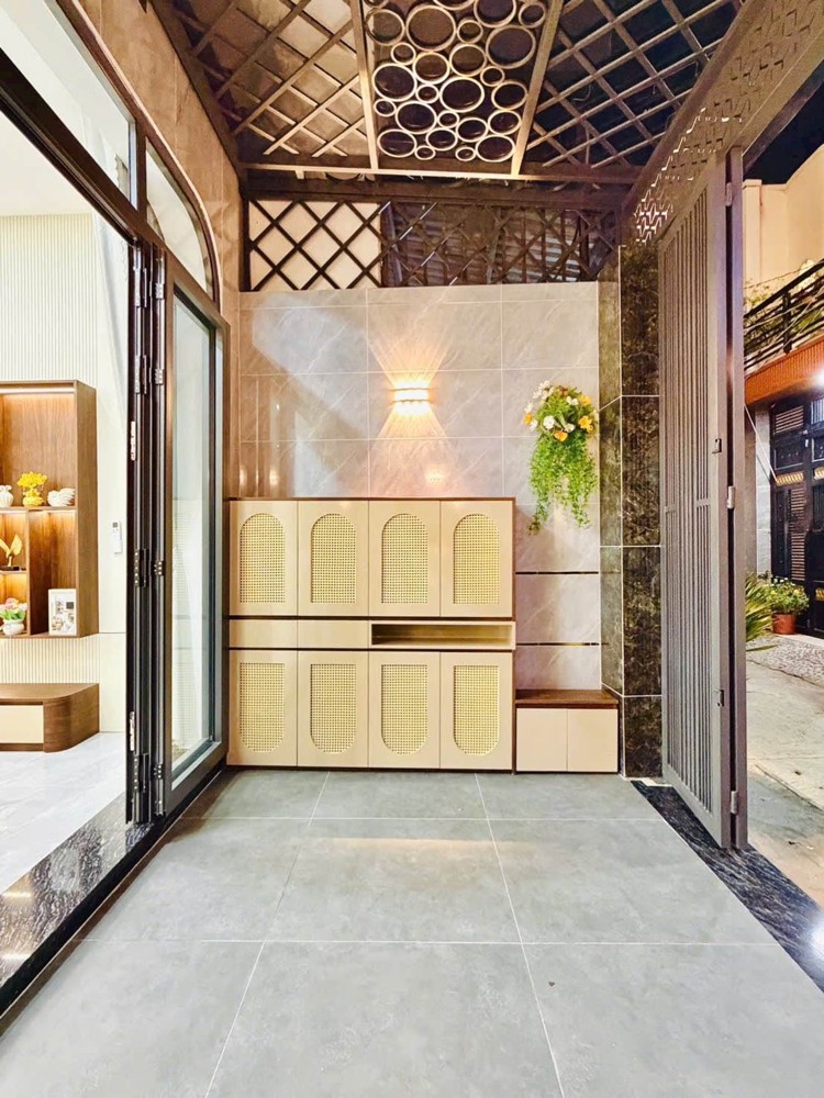 Nhà Đẹp - 70M2 - 3 Tầng Lầu, Sân Thượng Cực Chill - Ngay Emart - Vài Bước Ra Mặt Tiền - Tặng Full