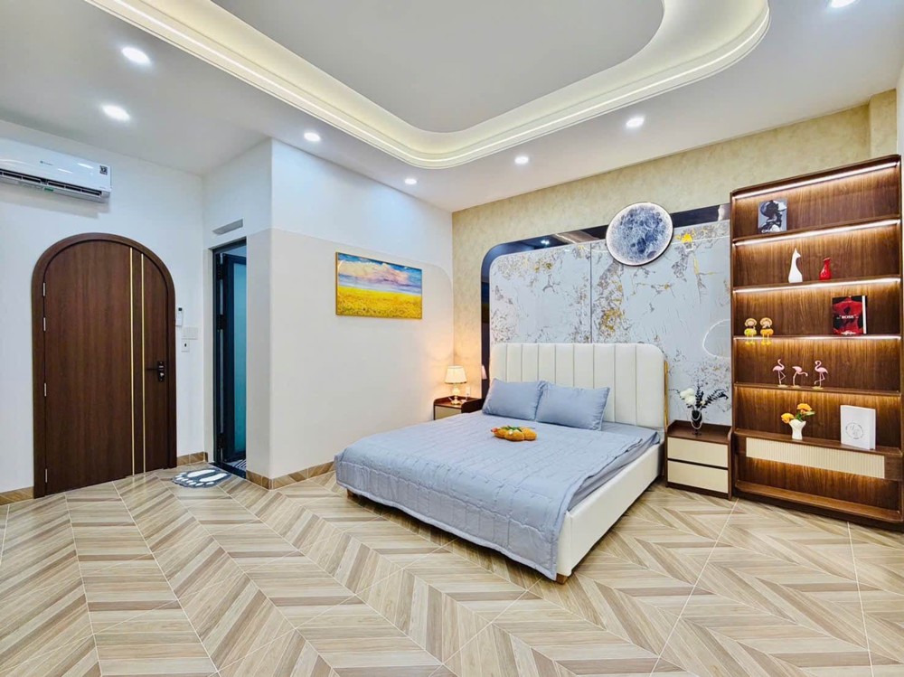 Nhà Đẹp - 70M2 - 3 Tầng Lầu, Sân Thượng Cực Chill - Ngay Emart - Vài Bước Ra Mặt Tiền - Tặng Full