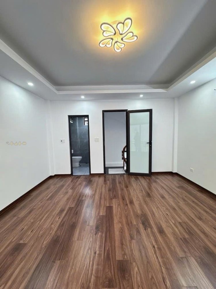 Bán Nhà Lõi Thạch Bàn – 5 Tầng – Hội Tụ Đỉnh Cao Tiện Ích 5.9 Tỷ