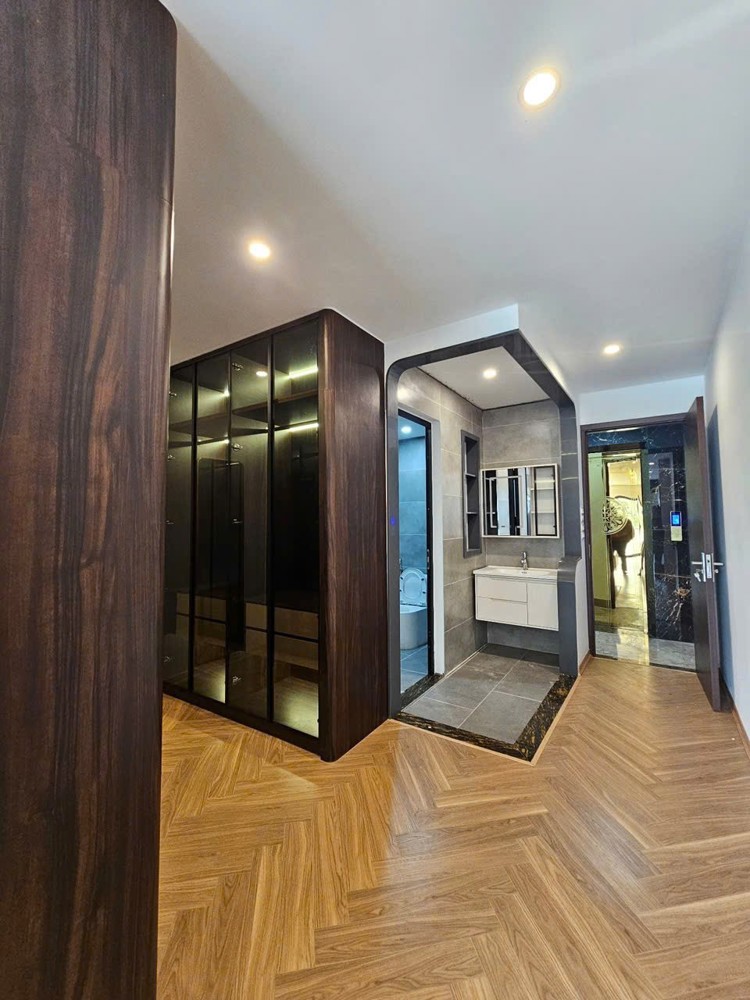 Nhà Đẹp – Giá Tốt Cần Bán Nhanh Căn Nhà 6 Tầng Có Thang Máy Ngay Trung Tâm Phường Long Biên, Hn