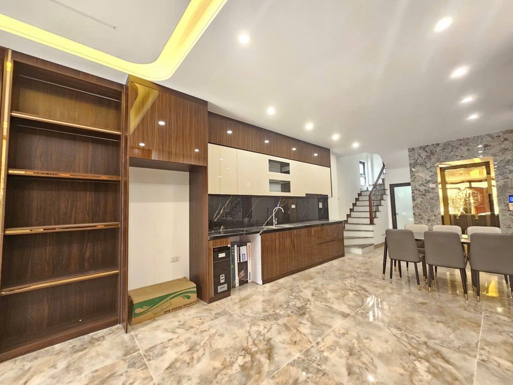 Nhà Đẹp – Giá Tốt Cần Bán Nhanh Căn Nhà 6 Tầng Có Thang Máy Ngay Trung Tâm Phường Long Biên, Hn