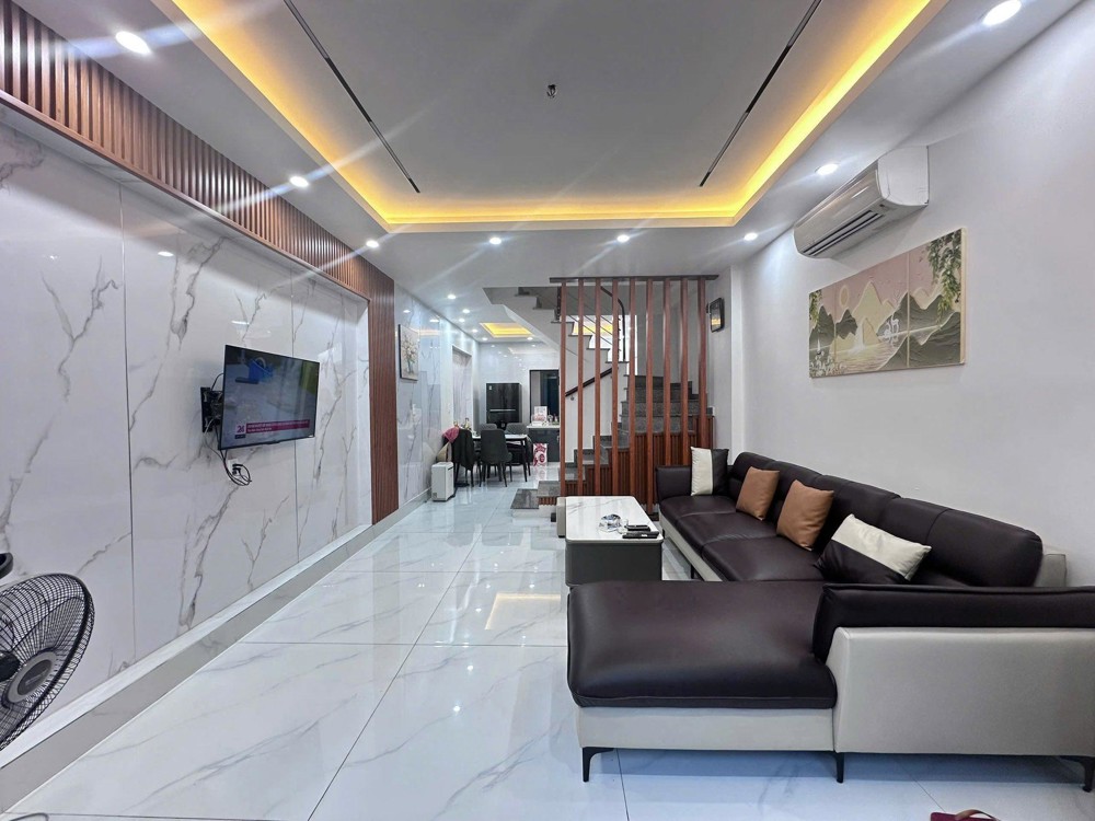 Bán Nhà Thạch Bàn - Ra Cổ Linh Chỉ 30M – 5 Tầng – Nhỉnh 6 Tỷ